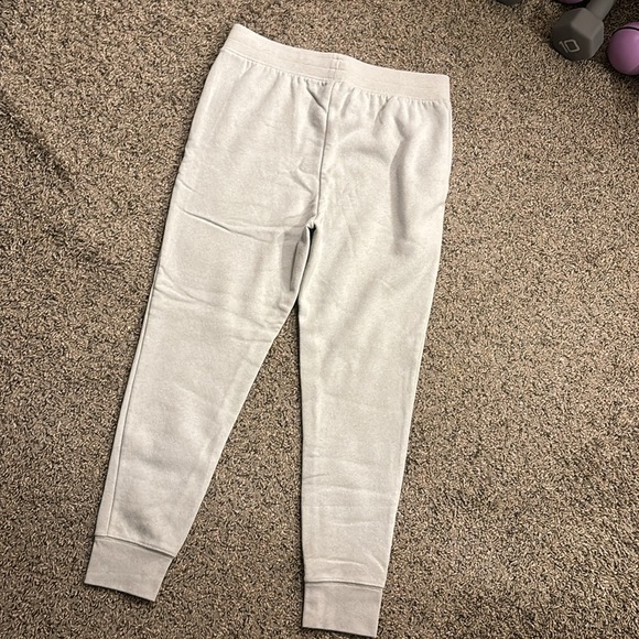 Youth XL loose grey and purple Under Armour joggers - Picture 3 of 3